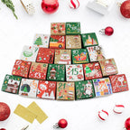 Cubes de calendrier de l'Avent en sapin parmi des boules de Noël
