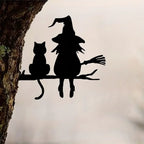 Silhouette sorcière et chat au jardin