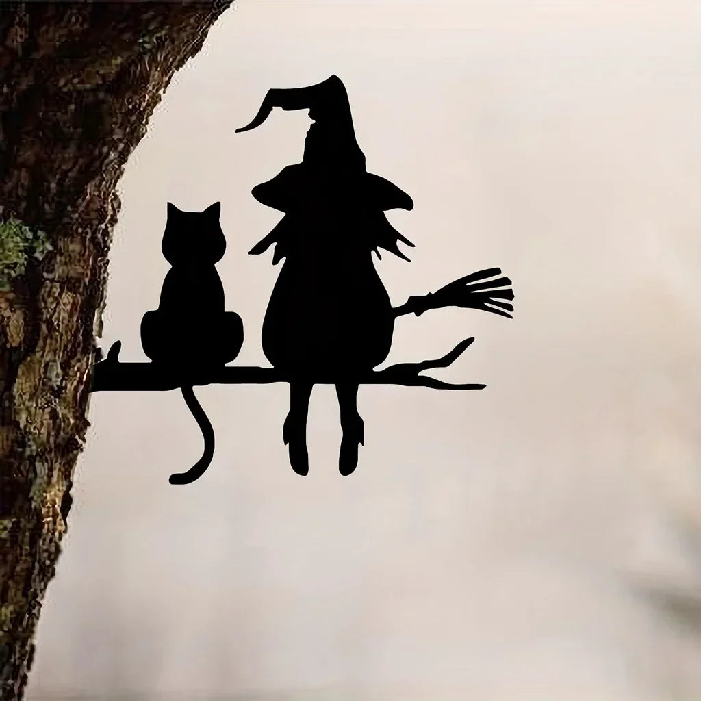 Silhouette sorcière et chat au jardin