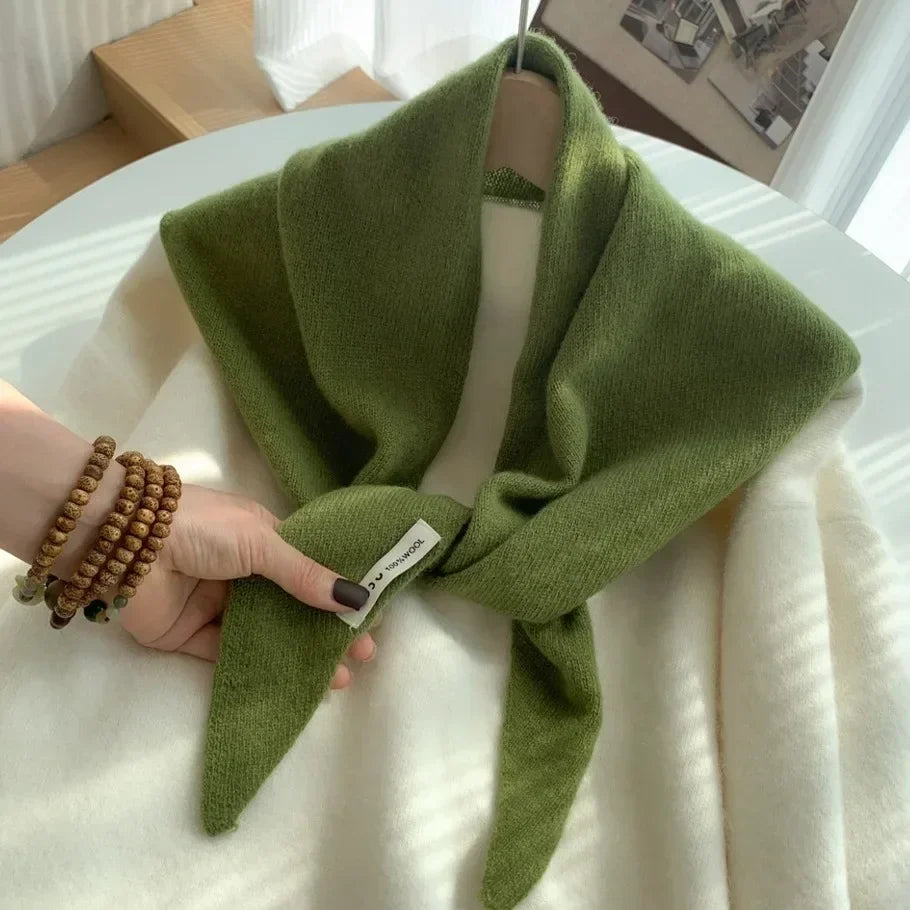 Le Foulard Triangle en Maille Douce