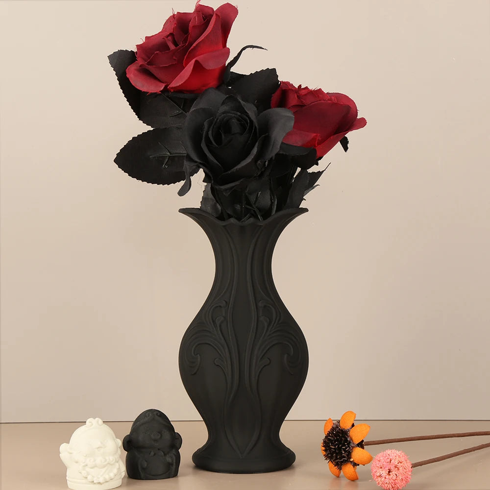 Vase noir sculpté avec des roses