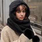 La Capuche-Écharpe Tricotée à Pompons