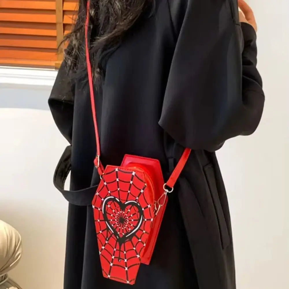 Sac cercueil rouge porté