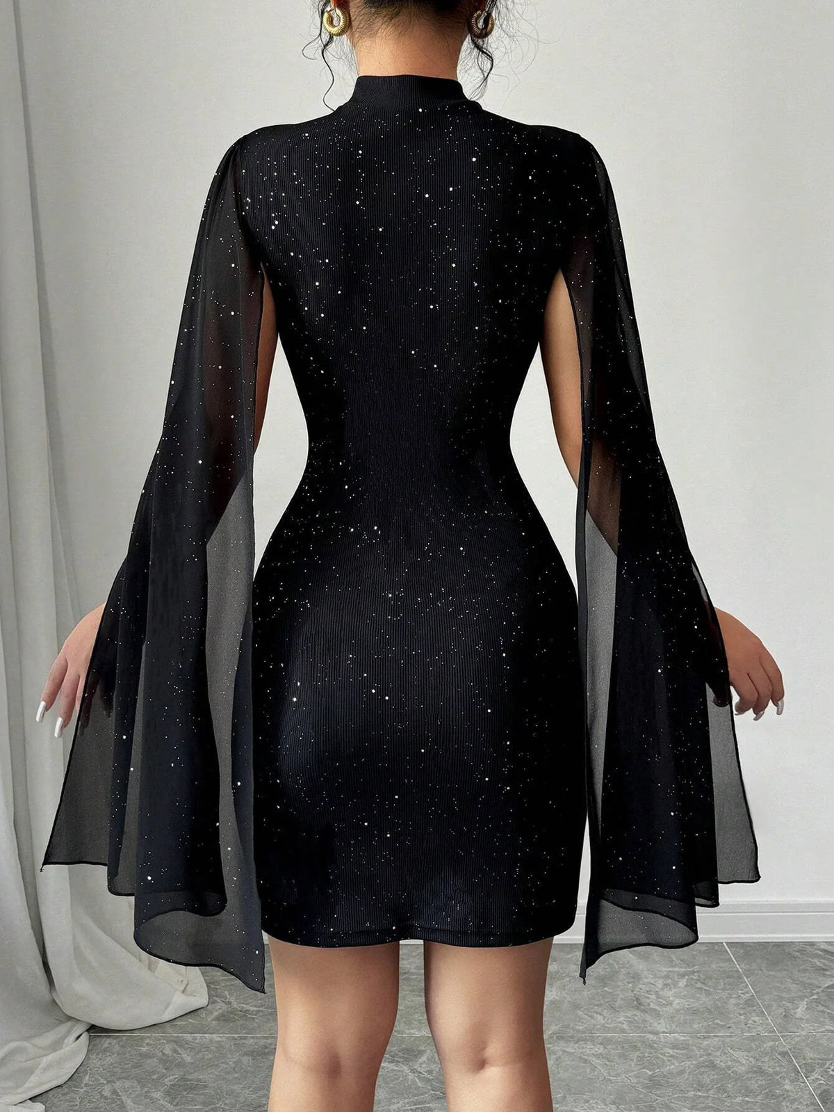 La Robe Cape à Paillettes