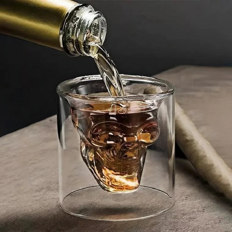 Le crâne apparaît quand on verse la boisson