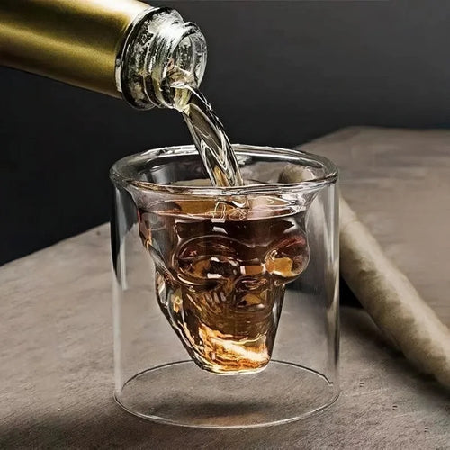 Le crâne apparaît quand on verse la boisson