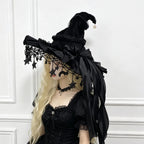 Le Chapeau de la Sorcière Noire porté : velours noir, dentelle à lunes et étoiles, nœud noir