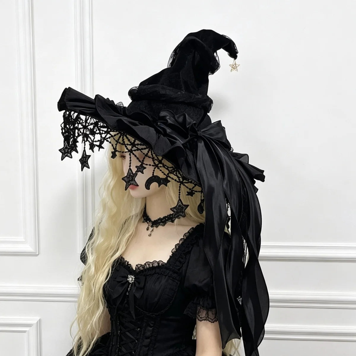 Le Chapeau de la Sorcière Noire porté : velours noir, dentelle à lunes et étoiles, nœud noir