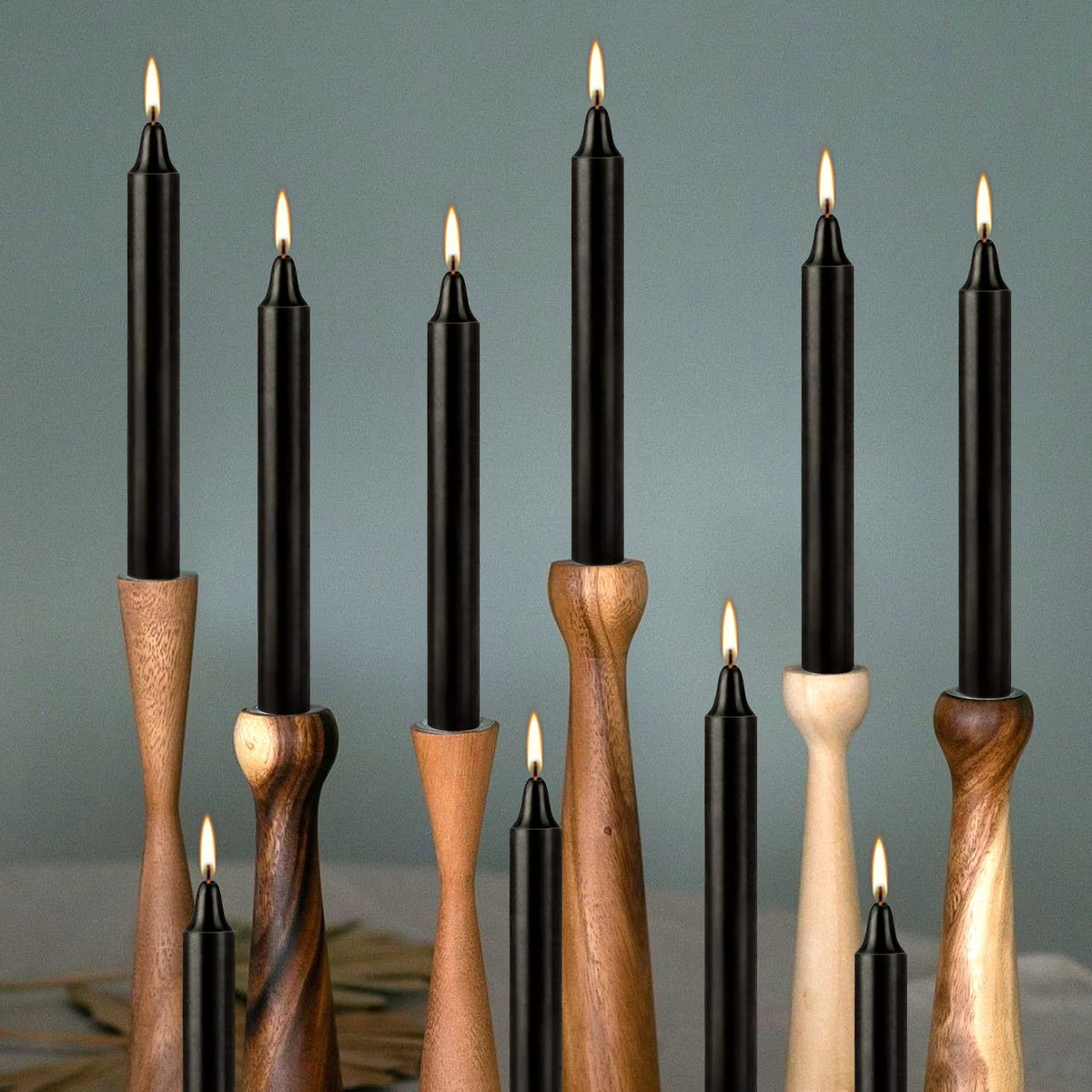 Bougies noires sur bougeoirs