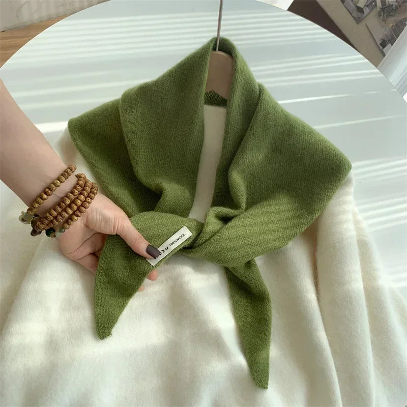 Le Foulard Triangle en Maille Douce