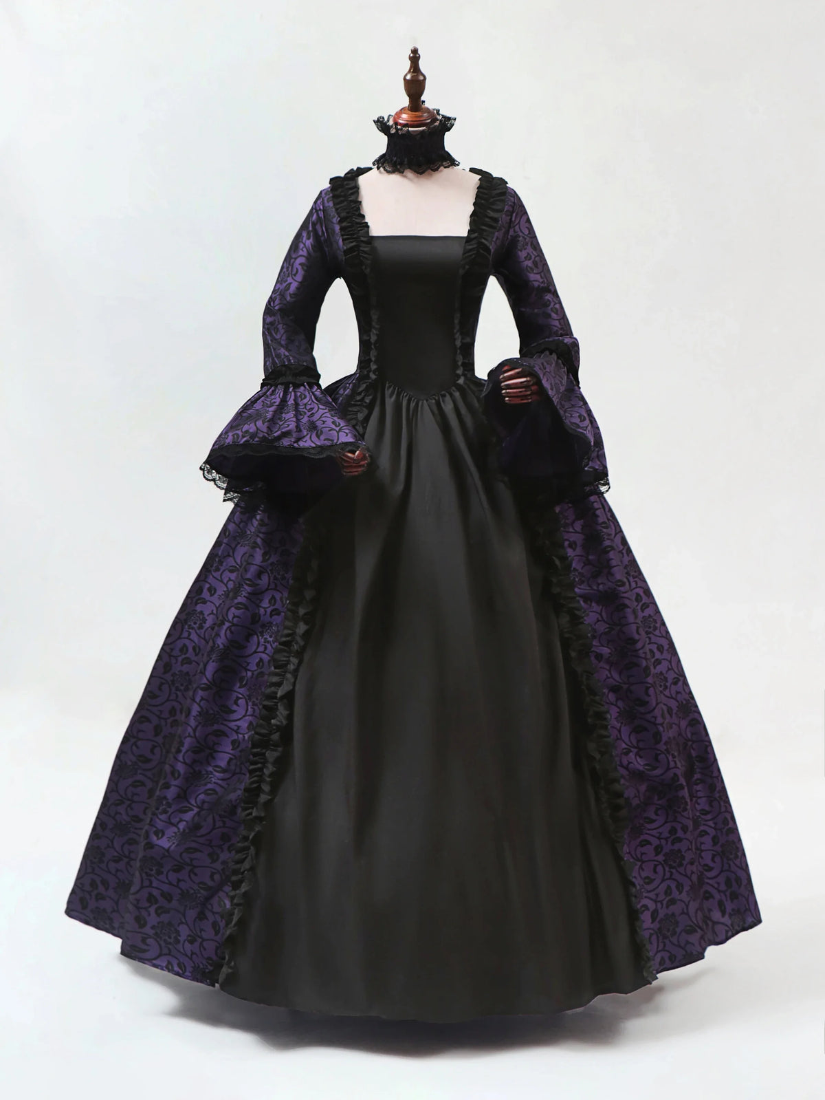 La Robe de la Dame du Manoir, brocart violet