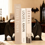 Les Gardiennes du Grimoire, serre-livres ailes de chauve-souris tenant des livres