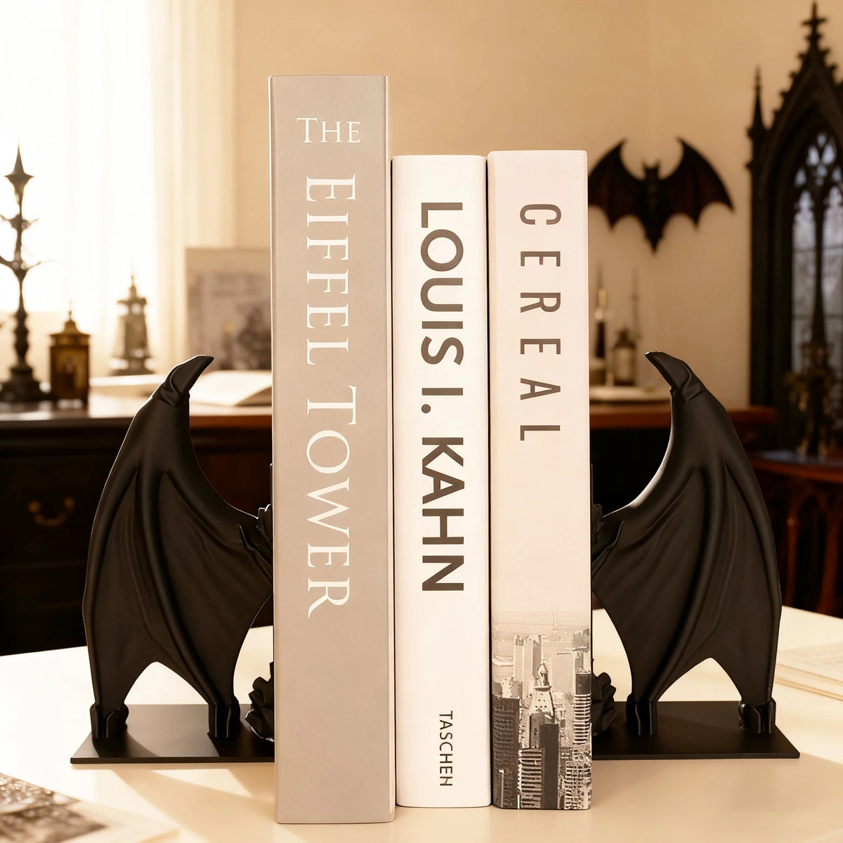 Les Gardiennes du Grimoire, serre-livres ailes de chauve-souris tenant des livres