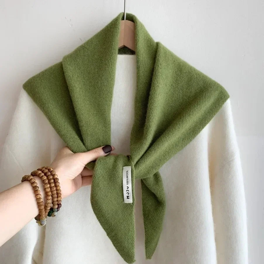Le Foulard Triangle en Maille Douce