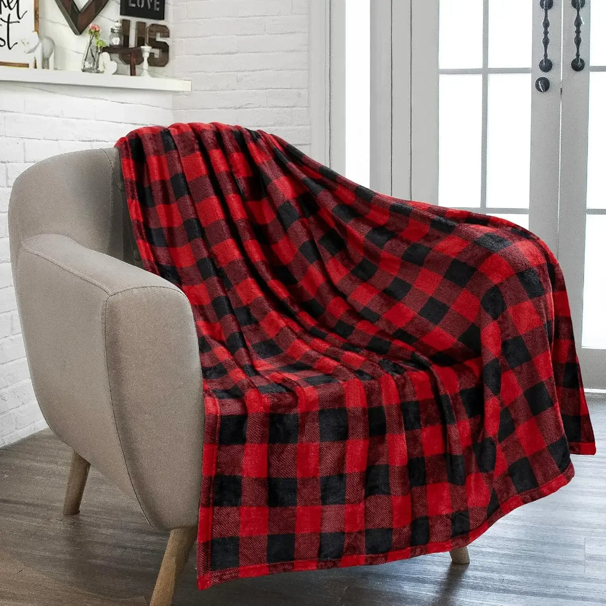 Plaid de Noël à carreaux rouge et noir sur un fauteuil