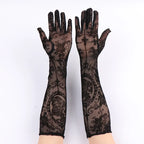 Les Gants de la Veuve : gants longs en dentelle noire portés
