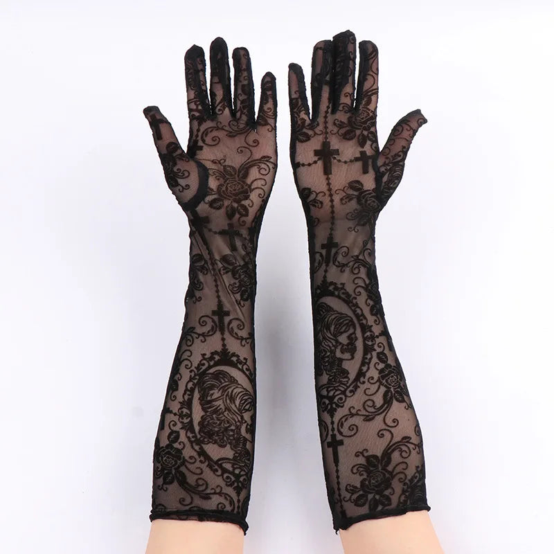 Les Gants de la Veuve : gants longs en dentelle noire portés