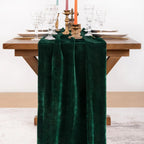 Chemin de table en velours vert retombant au bout de la table