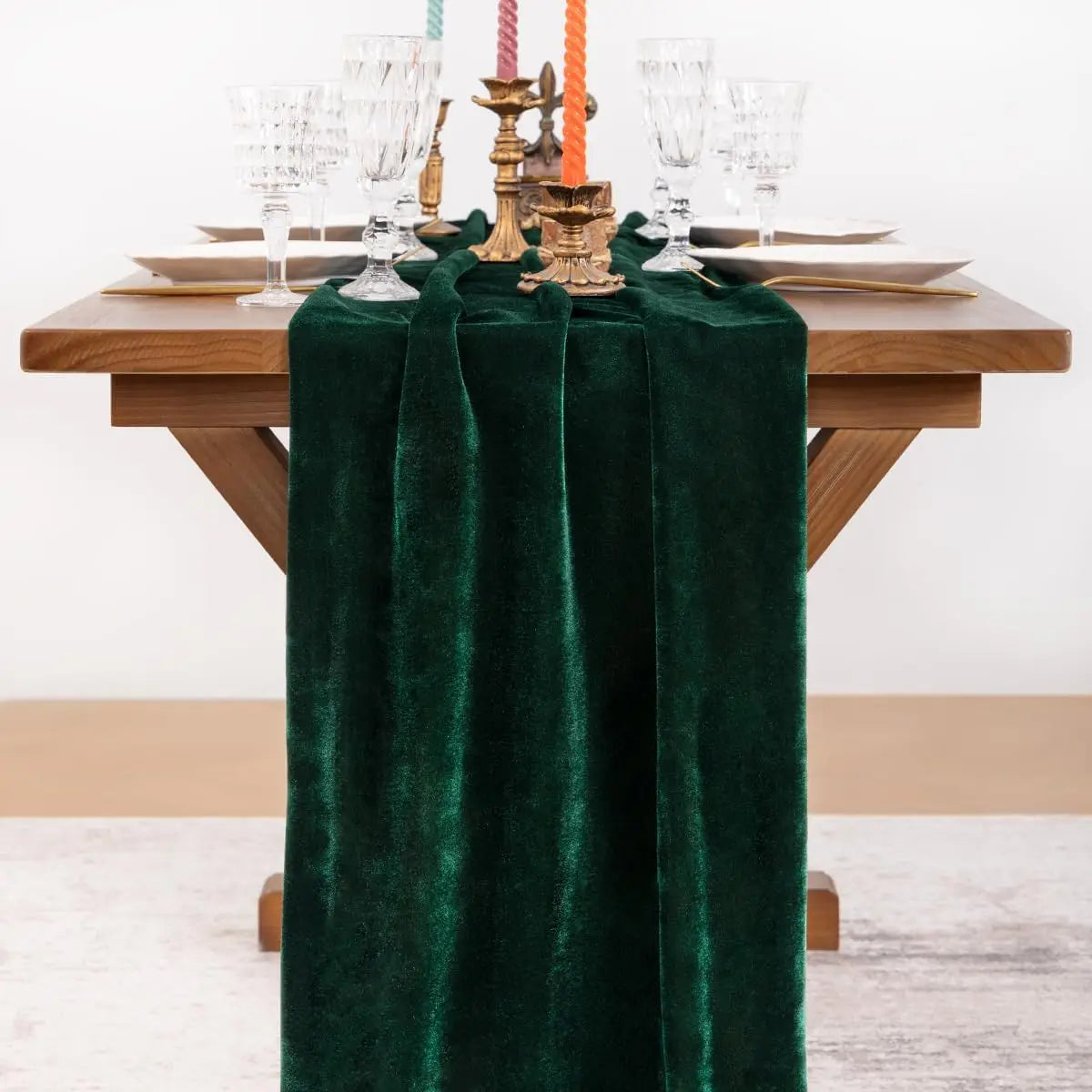 Chemin de table en velours vert retombant au bout de la table