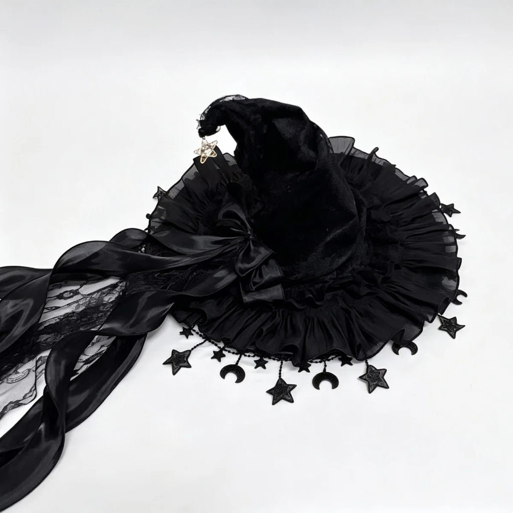 Chapeau de sorcière noir posé à plat, avec ses traînes de dentelle