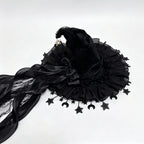 Chapeau de sorcière noir posé à plat, avec ses traînes de dentelle