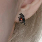 Boucle d'oreille corbeau portée
