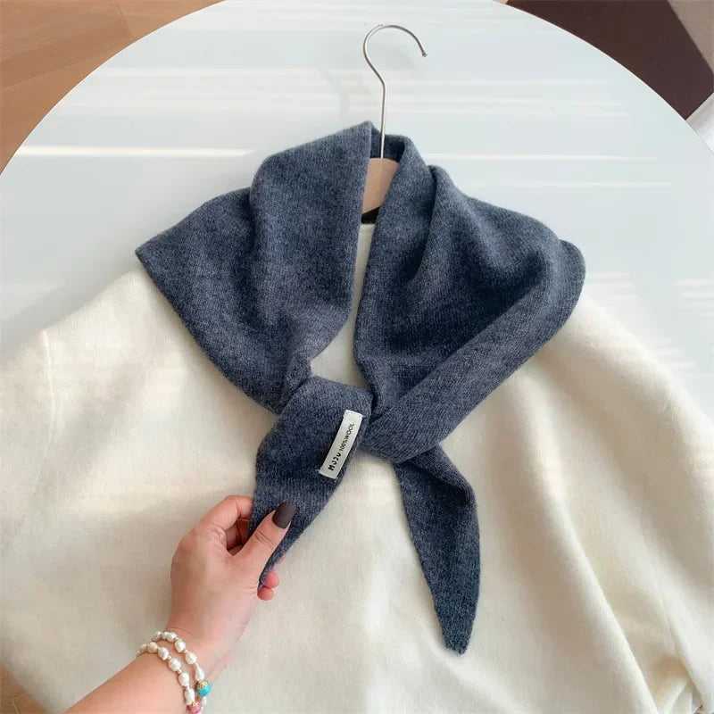 Le Foulard Triangle en Maille Douce