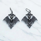 Boucles d'oreilles chauve-souris, vue de près