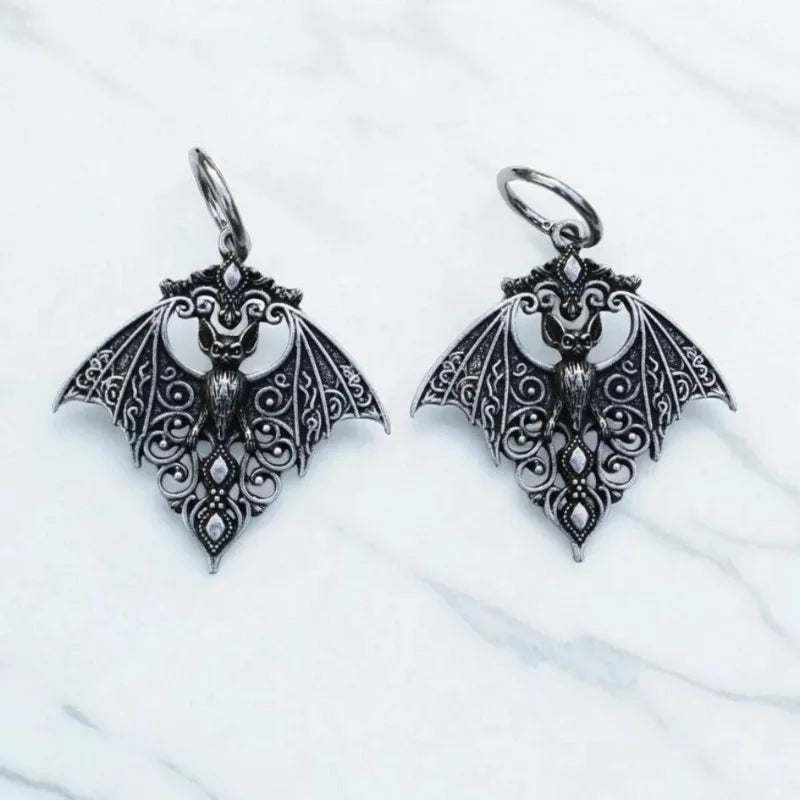 Boucles d'oreilles chauve-souris, vue de près