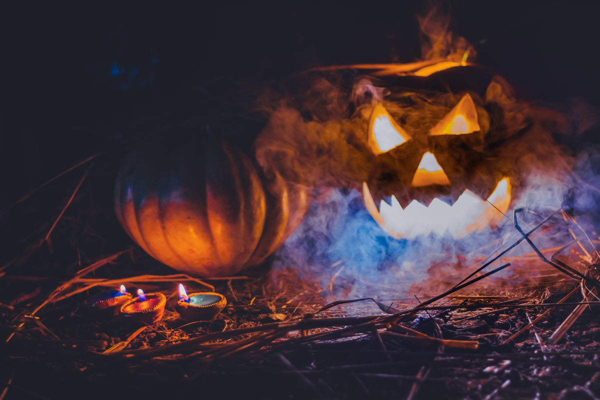 Citrouilles d'Halloween sculptées dans la fumée